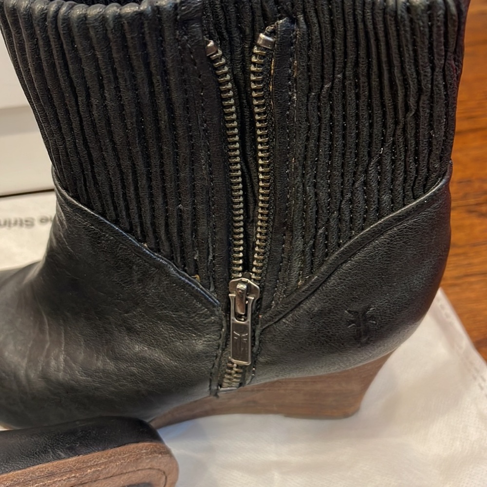 Frye Boots Corby Leather Wedge Black Rib Pleat boots - Picture 4 of 6